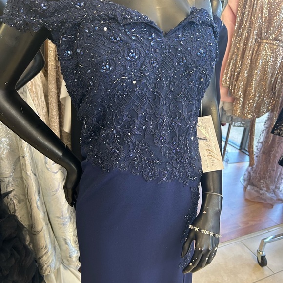Elegant Navy Off-Shoulder Gown Rina diMontella size 24 - Picture 4 of 7